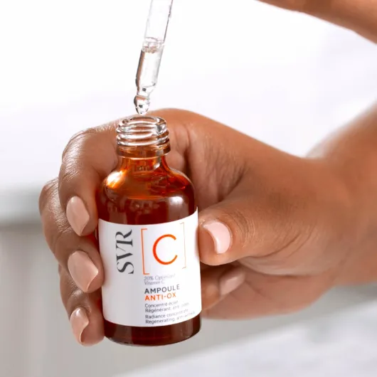 SVR – Ampoule [C] Anti-Ox – Sérum Éclat Antioxydant – Illumine, lisse et unifie le teint – Pour peaux ternes et fatiguées – Vitamine C optimisée 20%, Acide Hyaluronique – 30 ml